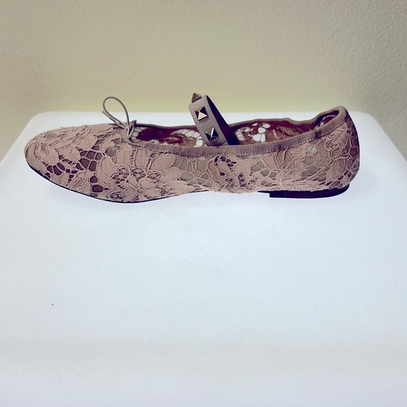 Valentino Garavani Rockstud dusty pink lace ballerinas. - Picture 5 of 9